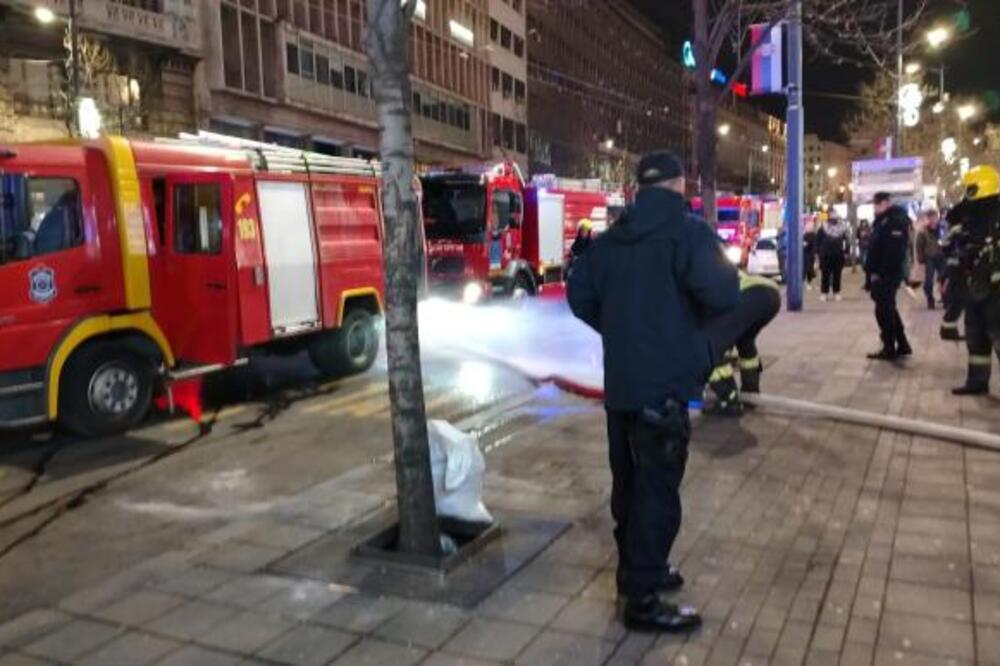 EKSPLOZIJA U STANU NA TERAZIJAMA: Vatrogasci gase požar! (VIDEO)