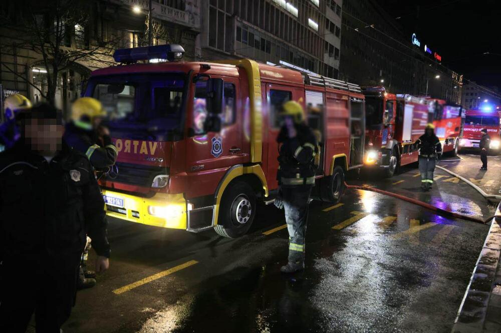 NOĆAS GORELA FIRMA NA ČUKARICI: Buktinja gutala sve pred sobom, pretpostavlja se da je gubitak VIŠEMILIONSKI!