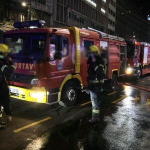 NOĆAS GORELA FIRMA NA ČUKARICI: Buktinja gutala sve pred sobom, pretpostavlja se da je gubitak VIŠEMILIONSKI!