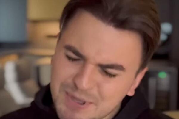 PEVAČ "ZVEZDA GRANDA" PRESADIO KOSU: Muke mučio sa zaliscima, pa stavio tačku na sve!