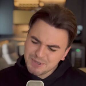 PEVAČ "ZVEZDA GRANDA" PRESADIO KOSU: Muke mučio sa zaliscima, pa stavio tačku na sve!