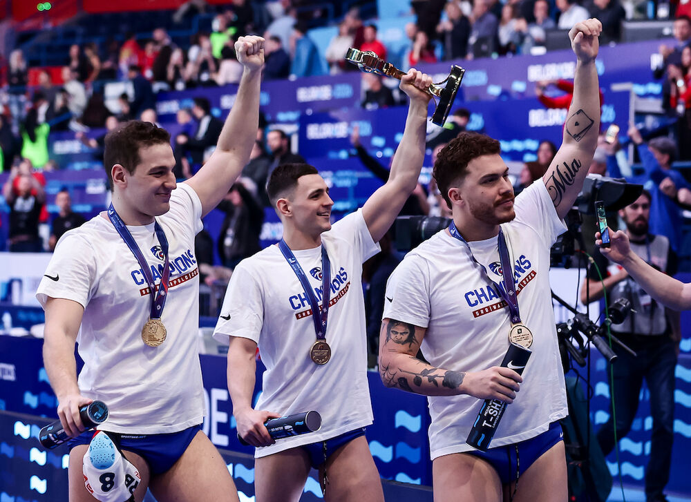 Kapiten Nikola Jakšić, Vasilije Martinović i Nemanja Vico podzravljaju publiku posle osvajanja Evropskog prvenstva u Beogradskoj areni