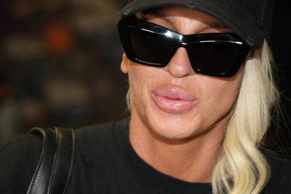 JELENA KARLEUŠA NAZVALA MINISTRA NESREĆNIKOM! Brutalno mu odgovorila: "ILI ŽELI MARKETING ILI SE ZALJUBIO"
