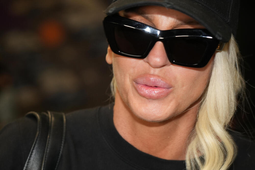 JELENA KARLEUŠA NAZVALA MINISTRA NESREĆNIKOM! Brutalno mu odgovorila: "ILI ŽELI MARKETING ILI SE ZALJUBIO"