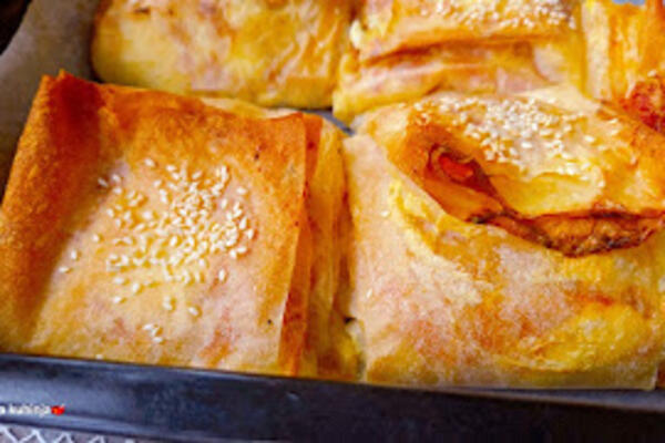 Ko jednom proba ovo pecivo pekara mu neće pasti na pamet: Paketići sa šunkom koji se tope u ustima, zapišite recept