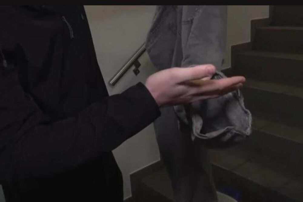 Na farmerkama ostala tuđa koža