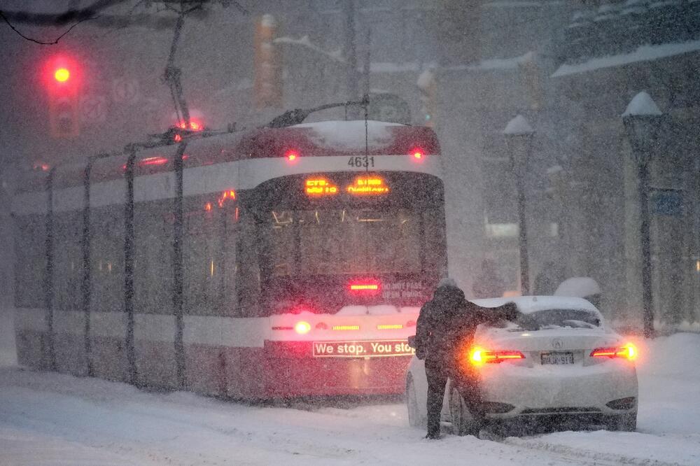 Zimska oluja okovala Nemačku, meteorolozi izdali hitno upozorenje! Putevi pretvoreni u klizališta, a haos tek sledi