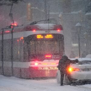 Zimska oluja okovala Nemačku, meteorolozi izdali hitno upozorenje! Putevi pretvoreni u klizališta, a haos tek sledi