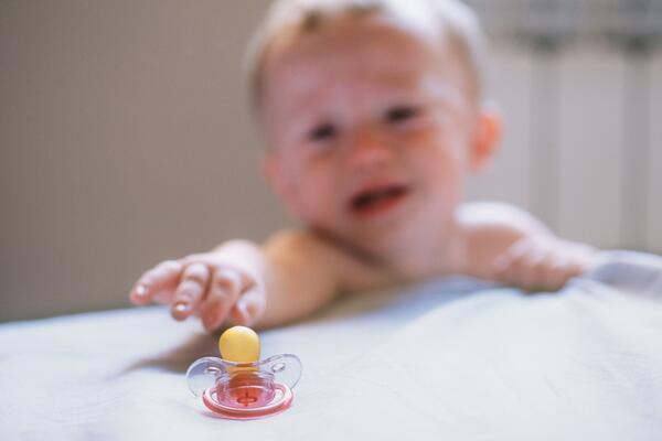 Roditelji oprez! Hitno se povlači proizvod za bebe - RAPEX upozorava na opasnost od davljenja i gušenja