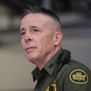 BOVINO JE NAJOMRŽENIJI ČOVEK U AMERICI! Stalno nosi maslinastu uniformu i kratku kosu, a na ulicama je TERMINATOR!