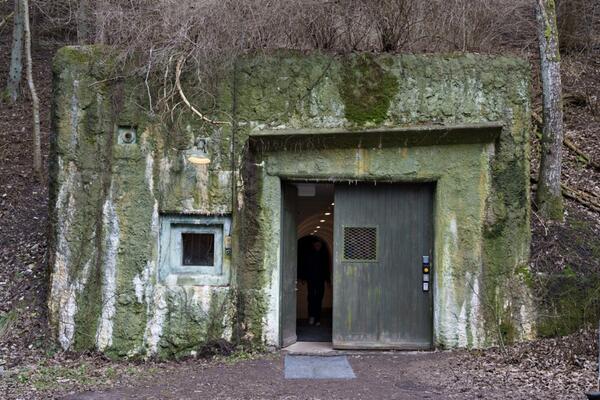 Nuklearni bunker iz Hladnog rata se stropoštao u more! Mesecima visio sa litice, građanima izdato hitno upozorenje