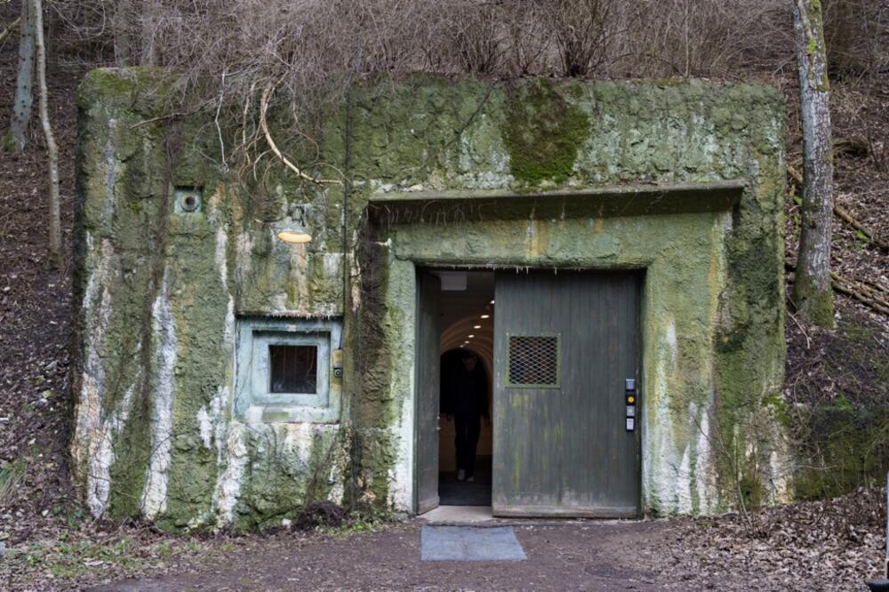 Nuklearni bunker iz Hladnog rata se stropoštao u more! Mesecima visio sa litice, građanima izdato hitno upozorenje