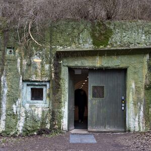 Nuklearni bunker iz Hladnog rata se stropoštao u more! Mesecima visio sa litice, građanima izdato hitno upozorenje