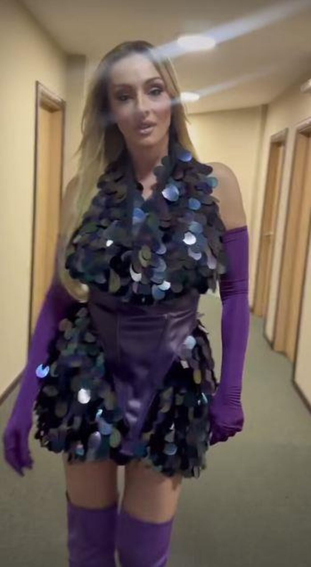 Anabela u šljokičastoj haljini