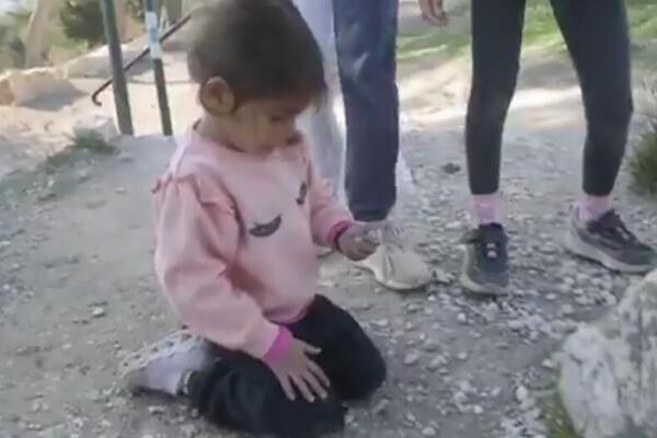 Devočica pronašla u šetnji lep kamen, a onda su svi shvatili o čemu se radi: Kad su obrisali pesak, ukazalo se ovo!