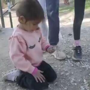 Devočica pronašla u šetnji lep kamen, a onda su svi shvatili o čemu se radi: Kad su obrisali pesak, ukazalo se ovo!