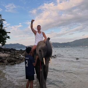 KO JAŠE DELFINA? Brenin sin objavio slike sa Tajlanda, nema šta ne radi - tu je i OPASNA TIGRICA