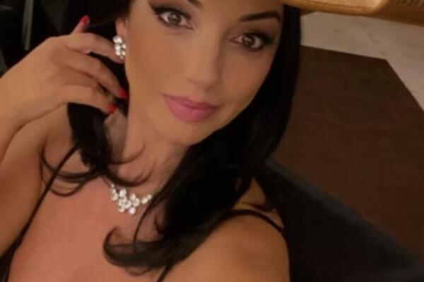 KAUBOJKA (56) DEKOLTEOM POSTROJILA SRBENDE! Nisu joj bitne godine, pogled nećete moći da odvojite od CRNKE