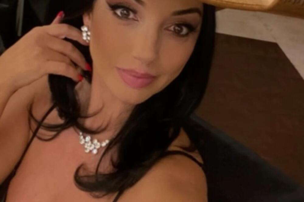 KAUBOJKA (56) DEKOLTEOM POSTROJILA SRBENDE! Nisu joj bitne godine, pogled nećete moći da odvojite od CRNKE