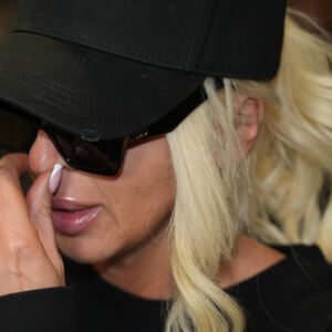 Karleuša lila suze uživo u programu! Pevačica jecala zbog drame sa Duškom, hteli da prekinu snimanje (FOTO)