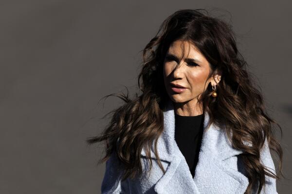 OD SELJANČICE DO SAMOG VRHA! Ovako je Trampova miljenica ZGRNULA MILIONE, u javnost isplivali SKANDALOZNI DETALJI