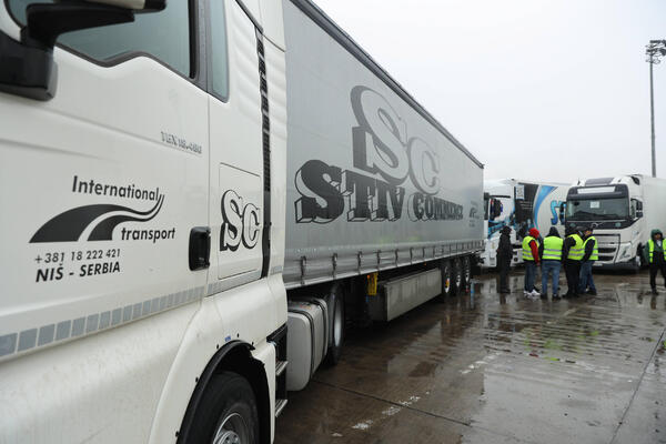 Nastavak blokade graničnih prelaza: Udruženja kamiondžija danas očekuju rešenje EU, nazire se KRAJ AGONIJE!