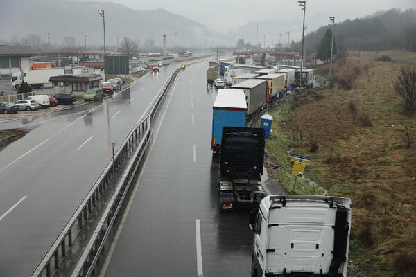 Prevoznici treći dan u blokadi, privreda već trpi posledice! Teretni saobraćaj i danas zaustavljen