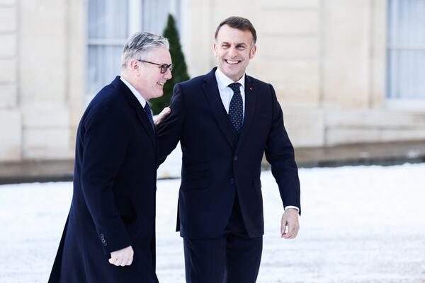 "Javi se, Guse&ldquo;! Pogledajte kako se britanski premijer sprda sa Makronom, pa ovo je za OSKARA! (VIDEO)