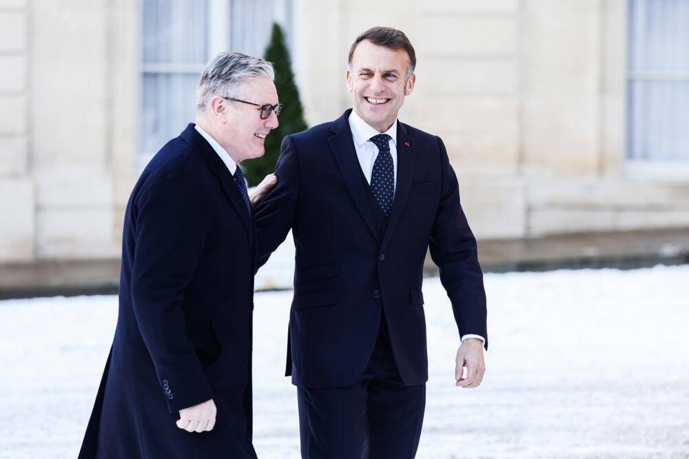 "Javi se, Guse&ldquo;! Pogledajte kako se britanski premijer sprda sa Makronom, pa ovo je za OSKARA! (VIDEO)