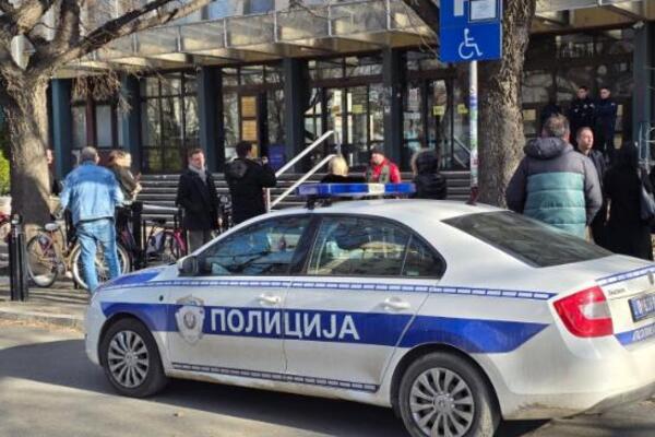 UŽAS OTKRIVEN U AUTOBUSU NA LINIJI UŠĆE - STUDENICA: Vozač (70) zaključao devojčicu (16) i POLNO JE UZNEMIRAVAO!