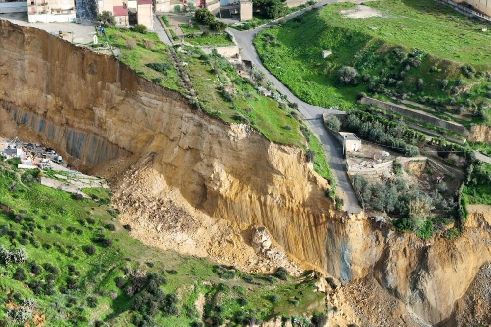 Katastrofalno nevreme razorilo jug Italije! Brdo se odvalilo i ostavilo ceo grad da visi nad provalijom (VIDEO)