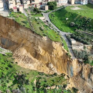 Katastrofalno nevreme razorilo jug Italije! Brdo se odvalilo i ostavilo ceo grad da visi nad provalijom (VIDEO)