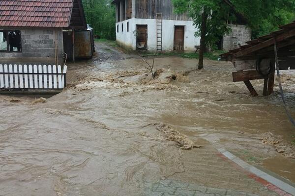 PROGLAŠENA VANREDNA SITUACIJA U NEKOLIKO MESNIH ZAJEDNICA: Potop - odneti putevi i oštećeni mostovi (FOTO)