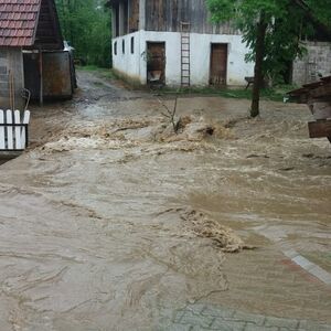 PROGLAŠENA VANREDNA SITUACIJA U NEKOLIKO MESNIH ZAJEDNICA: Potop - odneti putevi i oštećeni mostovi (FOTO)