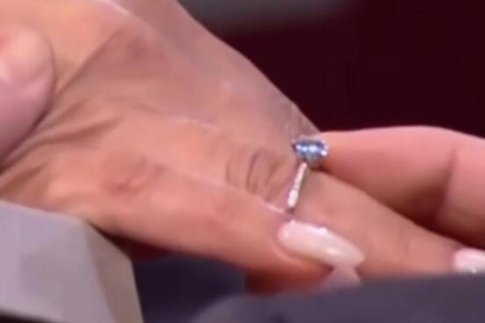 DA LI JOJ JE UVALIO LAŽNJAK? Mina se oglasila nakon spekulacija o VERENIČKOM PRSTENU - Kasper ga kupio OVDE?