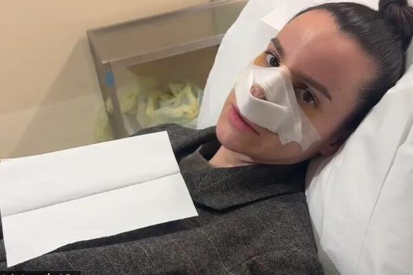 UZNEMIRUJUĆI PRIZOR ZVEZDE GRANDA! Leži u bolničkom krevetu, a pola glave joj u ZAVOJIMA!