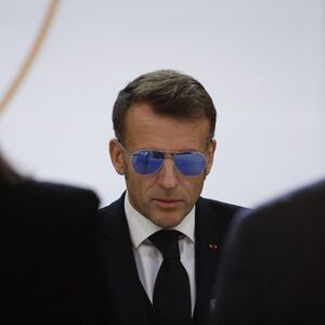 "KAO DA GA JE NEKO ŽICOM DAVIO" Prvo je bilo oko, pa krvarenje, a sad...CEO SVET SABLAŽNJENO GLEDA U MAKRONOV VRAT!