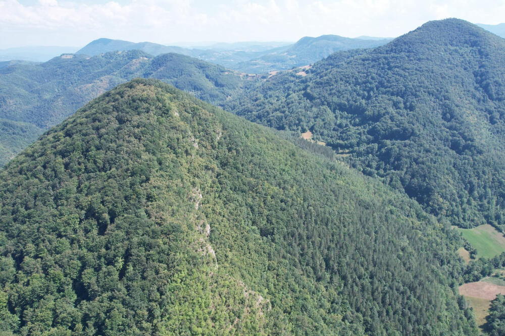Dva misteriozna brda puna podzemnih tunela nalaze se kod ovog grada: Turisti su fascinirani lepotom (FOTO)