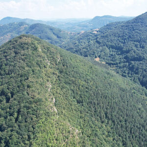 Dva misteriozna brda puna podzemnih tunela nalaze se kod ovog grada: Turisti su fascinirani lepotom (FOTO)