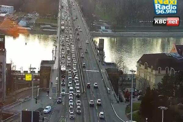 POPODNEVNI ŠPIC NAPRAVIO KOLAPS U BEOGRADU: Vozači, naoružajte se strpljenjem, ovde je NAJGORE (FOTO)