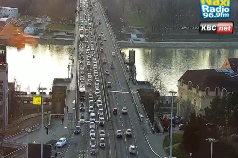 POPODNEVNI ŠPIC NAPRAVIO KOLAPS U BEOGRADU: Vozači, naoružajte se strpljenjem, ovde je NAJGORE (FOTO)