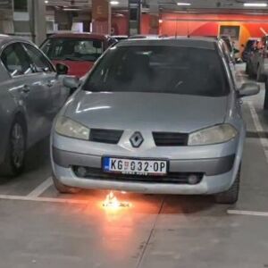 NEVIĐENI HAOS U GARAŽI TRAŽNOG CENTRA U KRAGUJEVCU: Automobil se zapalio, za sekundu izbegnuta katastrofa (VIDEO)