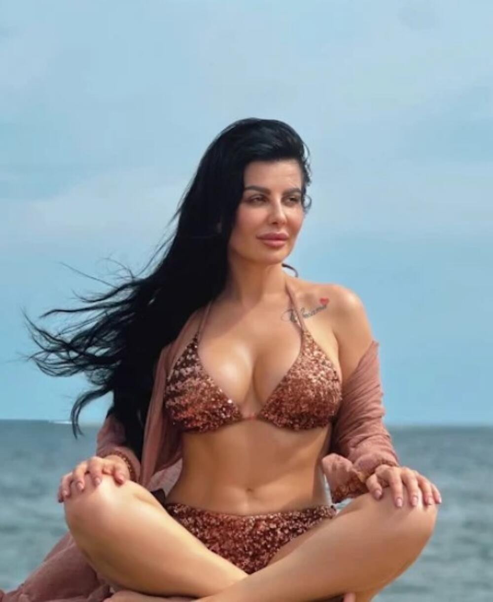 PAŽLJIVO UĐITE U VRUĆU GALERIJU! Olja kao izvajana: Beograđani se zaledili, a njoj VRUĆINA - POPRSJE SVI ZUMIRAJU