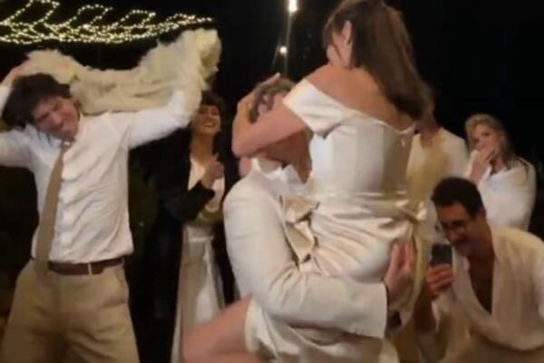 LJUDI, POJAVIO SE SNIMAK "NEPRIMERNOG" PLESA MAJKE I SINA! Danima se bruji o porodici, a ovo je PAKLENJAK za MLADU