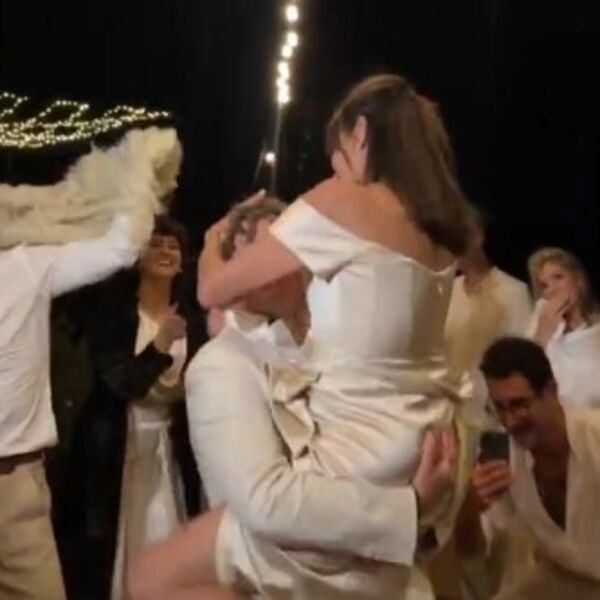 LJUDI, POJAVIO SE SNIMAK "NEPRIMERNOG" PLESA MAJKE I SINA! Danima se bruji o porodici, a ovo je PAKLENJAK za MLADU