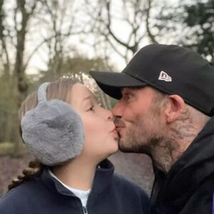 DA LI SE OVAKO LJUBI ĆERKA? Otac je "DOHVATI" GDE STIGNE, narod zgrožen NIVOOM PRISNOSTI - ovo nema nigde