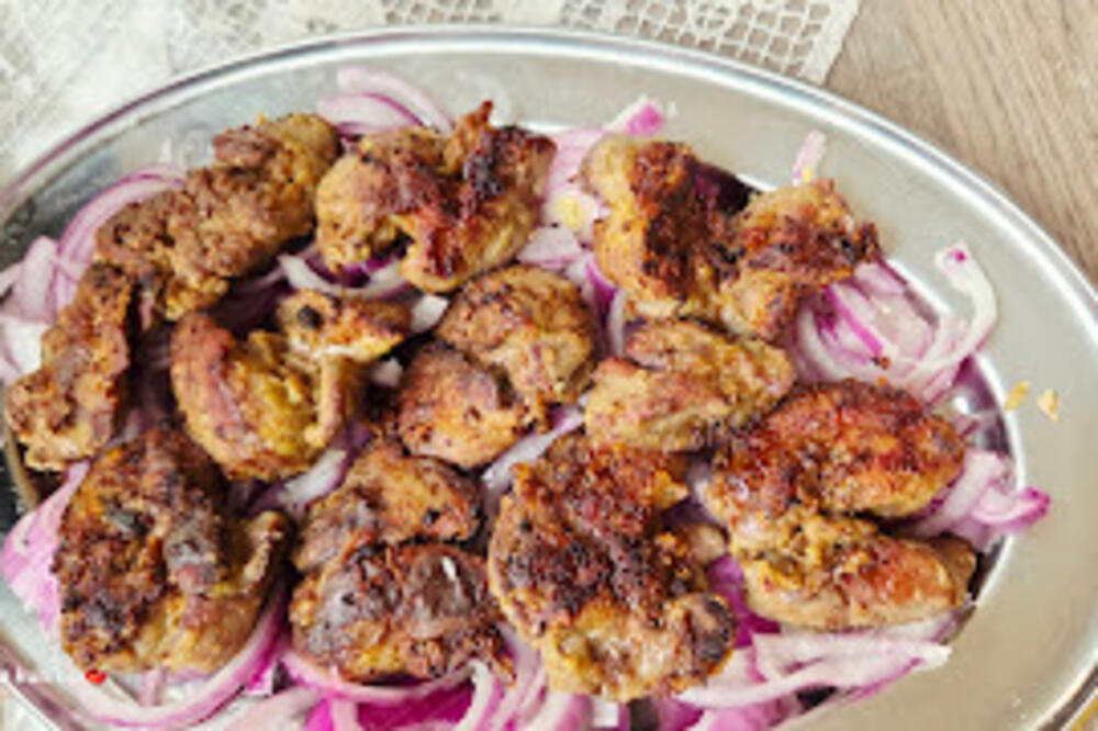 Ne potapajte u mleko: Džigericu pre prženja pospite samo ovim i ostaće sočna i mekana