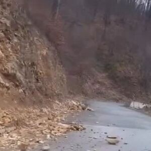 VOZAČI, OPREZ! KAMENJE NASRED PUTA, PRIKOČITE: Ova deonica u Srbiji je trenutno najopasnija! (VIDEO)