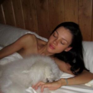 U JEKU AFERE POJAVILA SE I INTIMA IZ KREVETA! Sad svi imaju i ovu fotografiju u TELEFONU - GOLA KO OD MAJKE ROĐENA