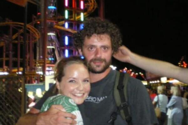 VATRENOJ PLAVUŠI EMI PRIŠAO BESKUĆNIK KOKULA: Smrdeo na znoj i alkohol, a onda se ZALJUBILA U NJEGA: Sad su u BRAKU